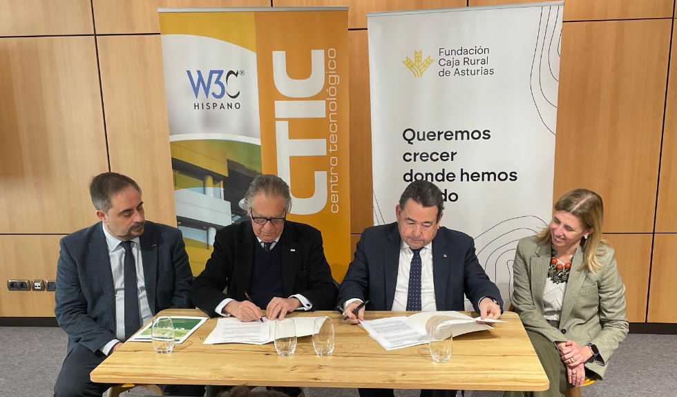 Roberto Paraja y Fernando Martínez, presidentes de CTIC y de Fundación Caja Rural, respectivamente, en la firma del convenio del proyecto AgroSTEAM