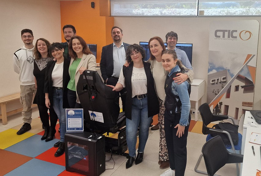 Fotografía de lintegrantes del equipo del proyecto encargado de realizar el ensayo de MEDUSA