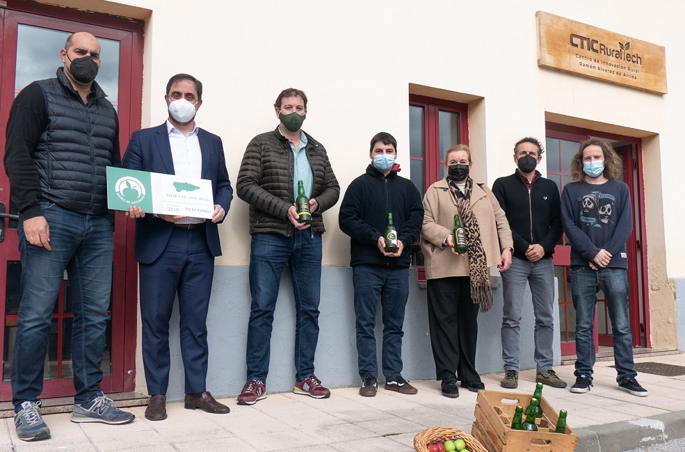 Fotografía de las personas representantes del Consejo Regulador DOP Sidra, de los llagares firmantes y CTIC