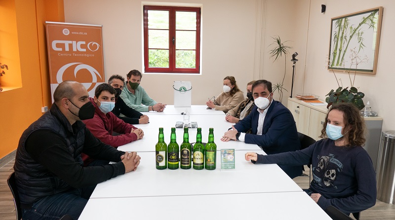 Fotografía de la reunión realizada entre integrantes del Consejo Regulador DOP Sidra, Llagares y CTIC