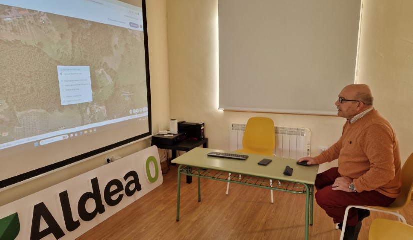 Luis Sánchez Bastián, de Peón, geoposicionando recursos hídricos mediante la herramienta 