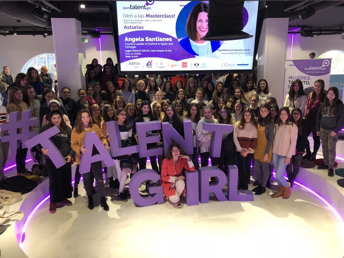 Foto familia primera masterclass Stem Talent Girl Asturias