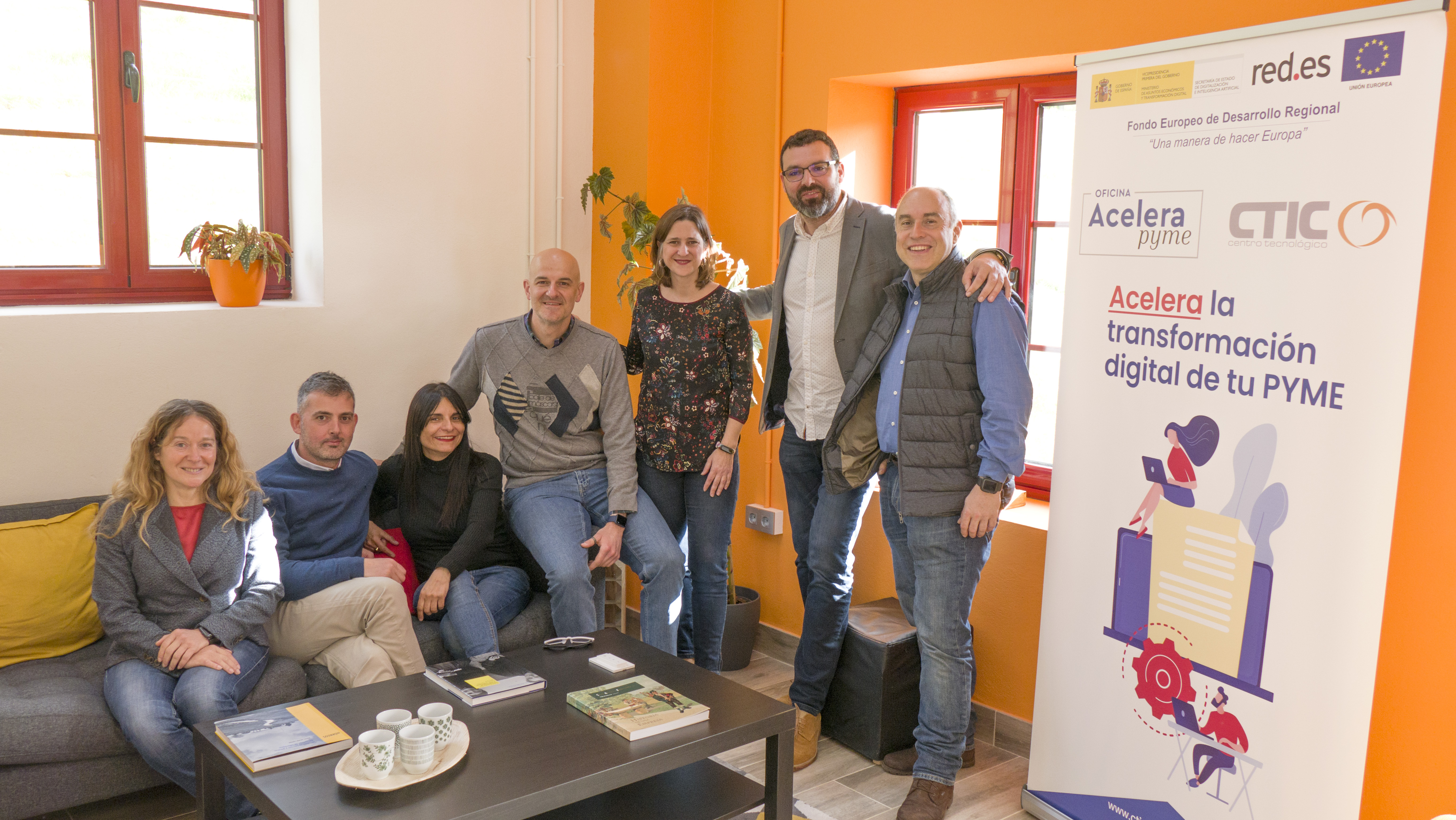 Estas son las personas que configuran las Oficinas Acelera Pyme de CTIC. De izquierda a derecha: Carmen Bouzas (Llanes), David Álvarez (Tineo), Kika M. Pérez (Gijón), David Miranda (Peón), Eva Castaño (Gijón), Francisco Rojo (Cangas del Narcea), Javier Orozco (Langreo).