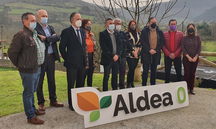 Imagen dDe izquierda a derecha: Eliseo Vallina (Presidente Asociación Vecinos Peón y Candanal); Pablo Priesca (Director General de CTIC), Roberto Paraja (Presidente de CTIC); Marta Tamargo (Directora de Desarrollo y Cooperación de CTIC), Alejandro Calvo (Consejero de Medio Rural Gobierno Principado), Jaime Izquierdo (Comisionado para el Reto Demográfico Asturias), Jimena Pascual (Responsable de Alianzas y Transferencia de CTIC), Alejandro Vega (Alcalde de Villaviciosa), Marcos Ortiz (Concejal de Obras Ayuntamiento Villaviciosa) y Eva Castaño (Directora de Planificación y Desarrollo Territorial)ecorativa