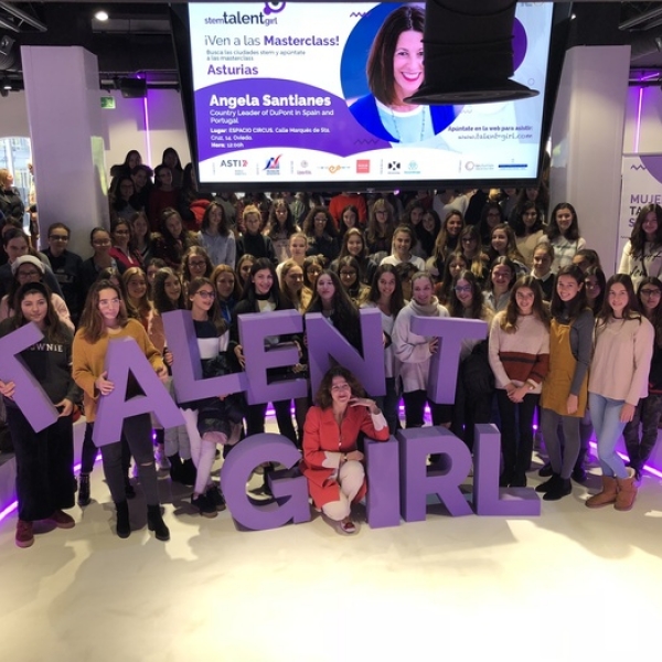 Foto de familia primera masterclass Stem Talent Girl. 