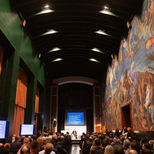 Javier Echeverría, profesor de investigación de Ikerbasque, durante la charla inaugural. 