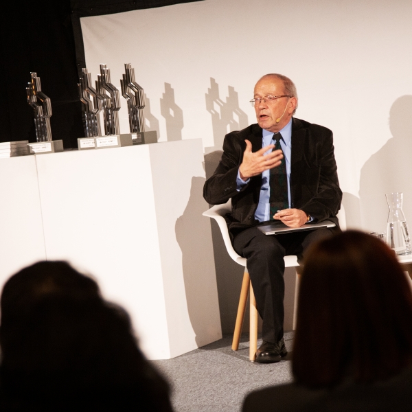 Javier Echeverría, profesor de investigación de Ikerbasque, durante la charla inaugural. 