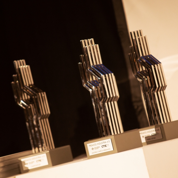 Los galardones de los Premios Industria 4.0. realizados por el artista asturiano, Francisco Fresno. 