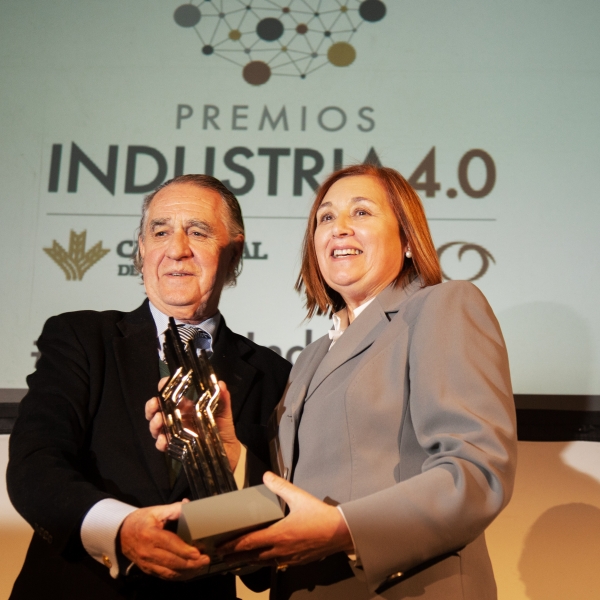 Roberto Paraja, Presidente de CTIC, entrega el Premios Industria 4.0. en la categoría agroalimentaria a Campoastur. 