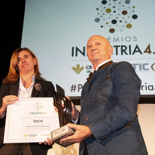 Eva Pando, directora del IDEPA, entrega el Premios Industria 4.0. en la categoría industrial a Tekox. 