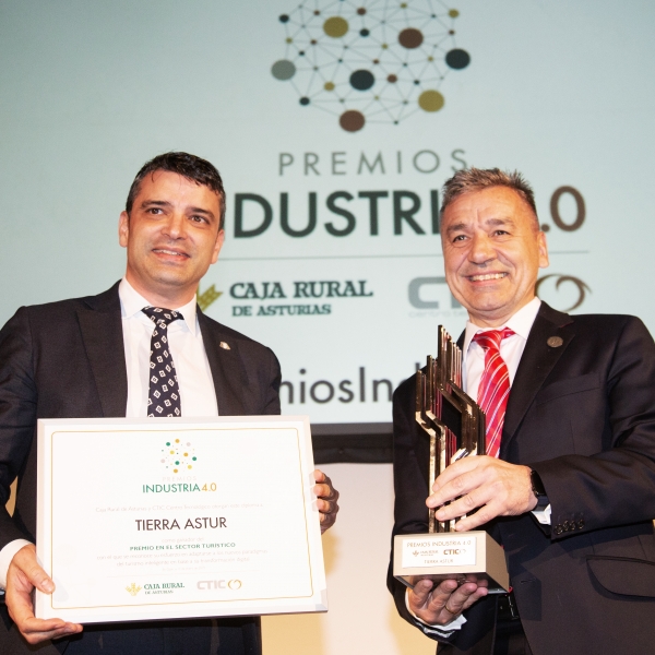 Juan Carlos Campo, director de la EPI y presidente del jurado, entrega el Premios Industria 4.0. en la categoría turística a Tierra Astur. 