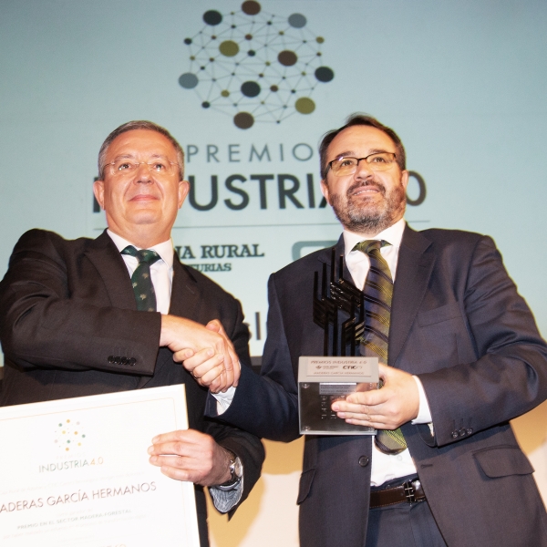 Antonio Romero, subdirector de Caja Rural de Asturias, entrega el Premios Industria 4.0. en la categoría madera-forestal a Maderas García Hermanos. 