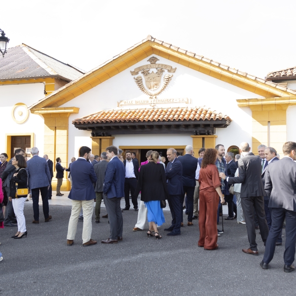 Exteriores de Sidra El Gaitero, en Villaviciosa, momentos antes del inicio del acto de entrega