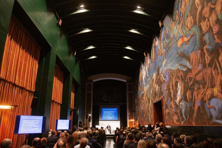 Javier Echeverría, profesor de investigación de Ikerbasque, durante la charla inaugural. 