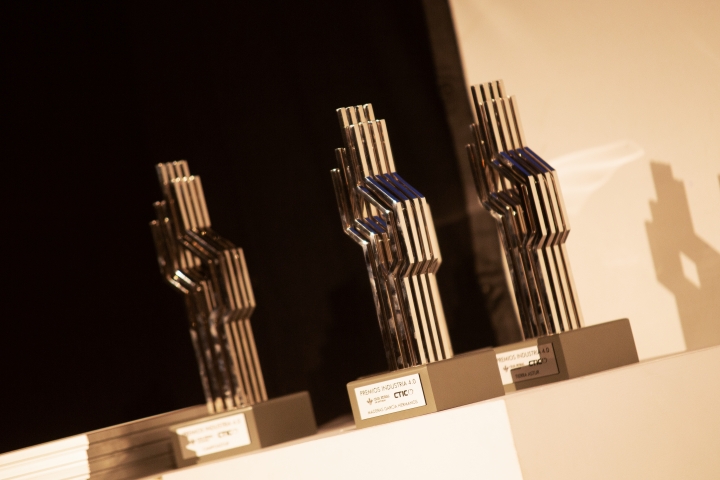 Los galardones de los Premios Industria 4.0. realizados por el artista asturiano, Francisco Fresno. 