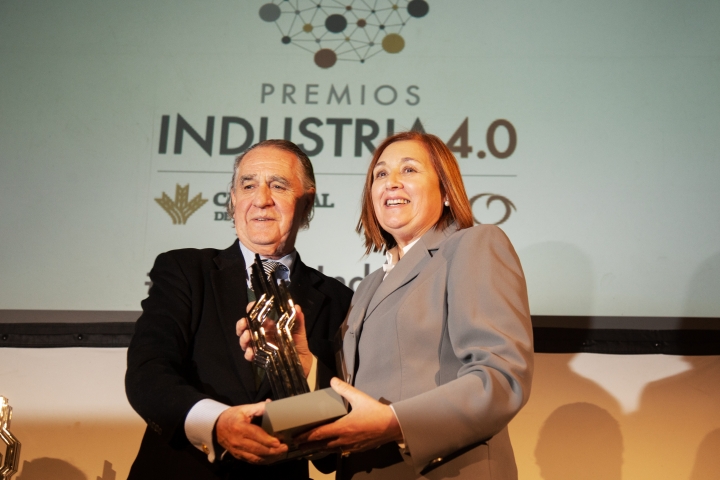 Roberto Paraja, Presidente de CTIC, entrega el Premios Industria 4.0. en la categoría agroalimentaria a Campoastur. 