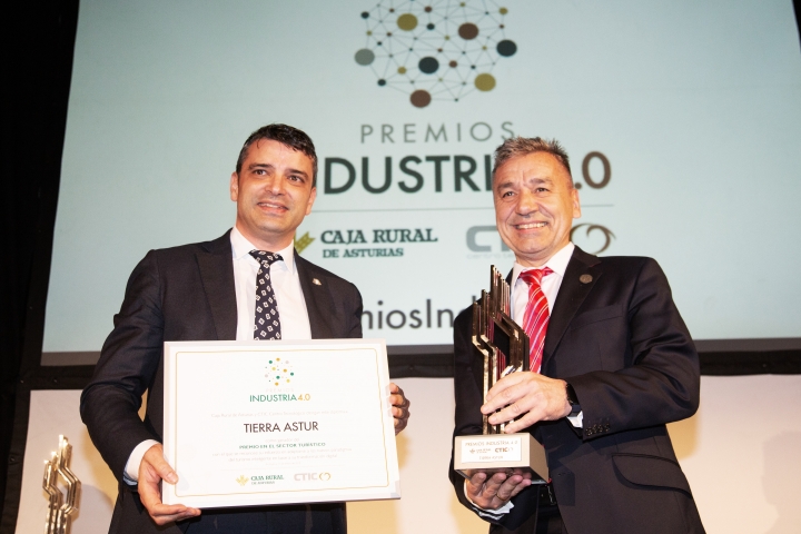 Juan Carlos Campo, director de la EPI y presidente del jurado, entrega el Premios Industria 4.0. en la categoría turística a Tierra Astur. 