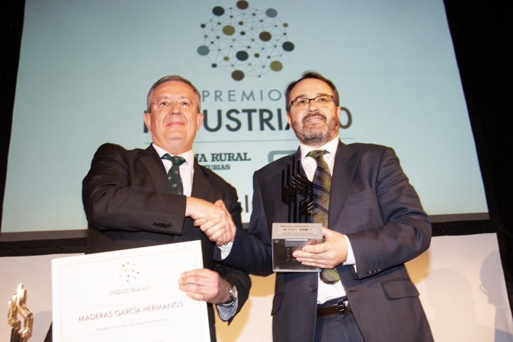 Antonio Romero, subdirector de Caja Rural de Asturias, entrega el Premios Industria 4.0. en la categoría madera-forestal a Maderas García Hermanos. 