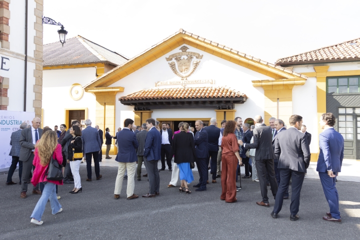 Exteriores de Sidra El Gaitero, en Villaviciosa, momentos antes del inicio del acto de entrega