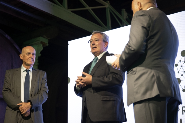 Pablo Priesca y Antonio Romero, directores de CTIC y Caja Rural de Asturias respectivamente en su discurso de la IV edición Premios Industria 4.0