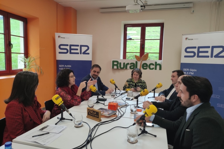 Invitados a la tertulia de Guardianes del Territorio visitando el Simulador Climático de CTIC RuralTech