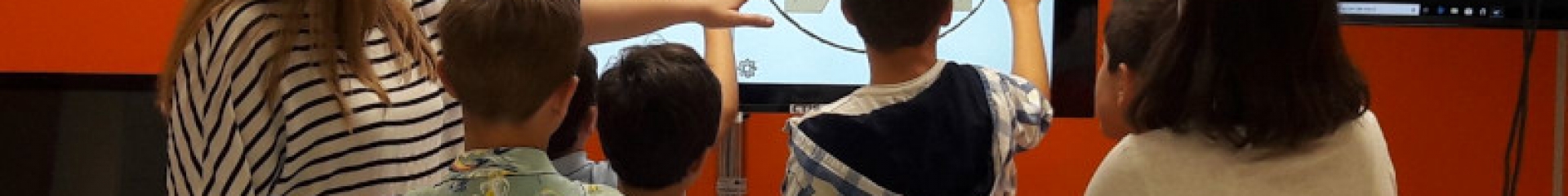 Niños jugando con una pantalla